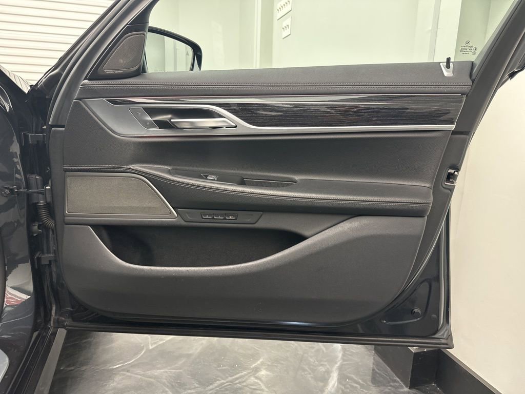 Used 2019 BMW 740i xDrive w/ M Sport Package image 10