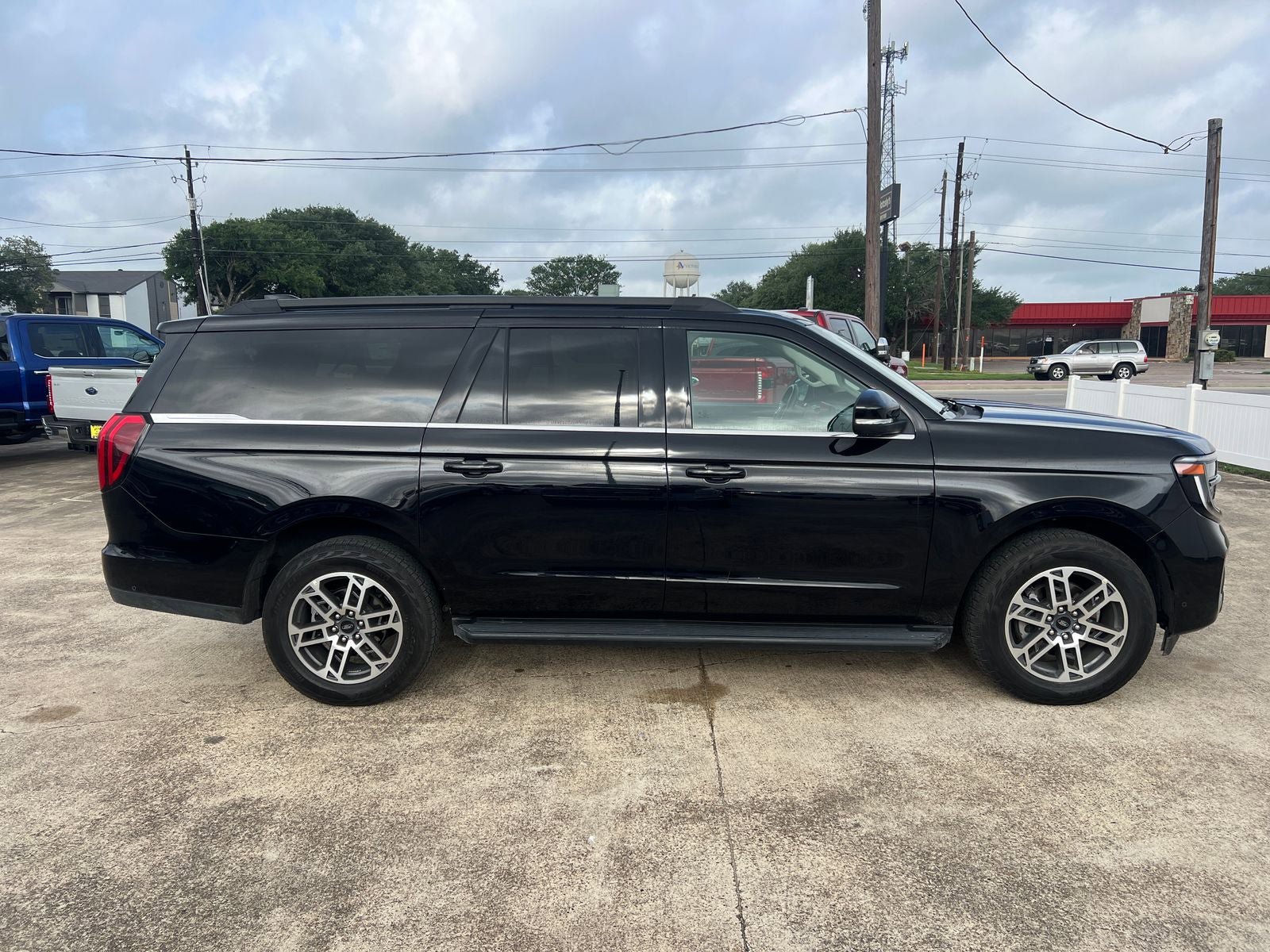 Used 2025 Ford Expedition Max Active AWD/4WD image 2