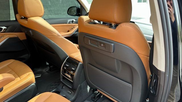 Used 2022 BMW X7 xDrive40i w/ M Sport Package image 35