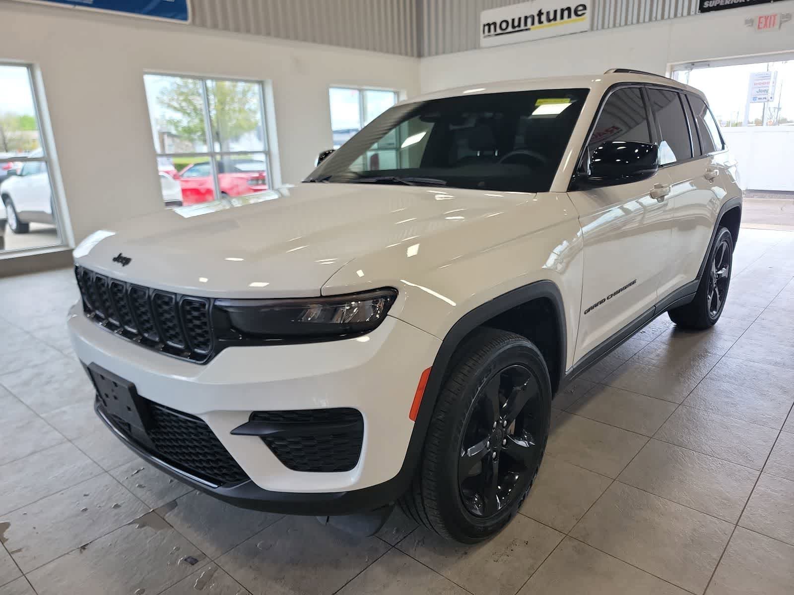 Used 2023 Jeep Grand Cherokee Altitude AWD/4WD image 1