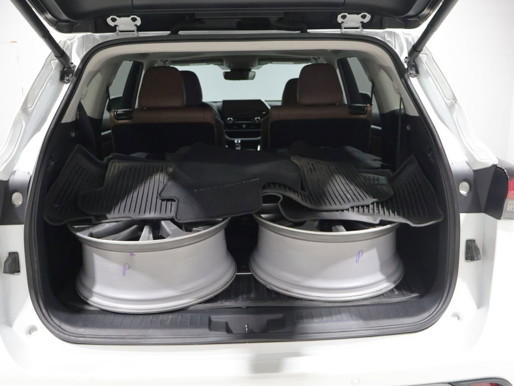 Used 2025 Toyota Highlander Limited AWD/4WD image 4