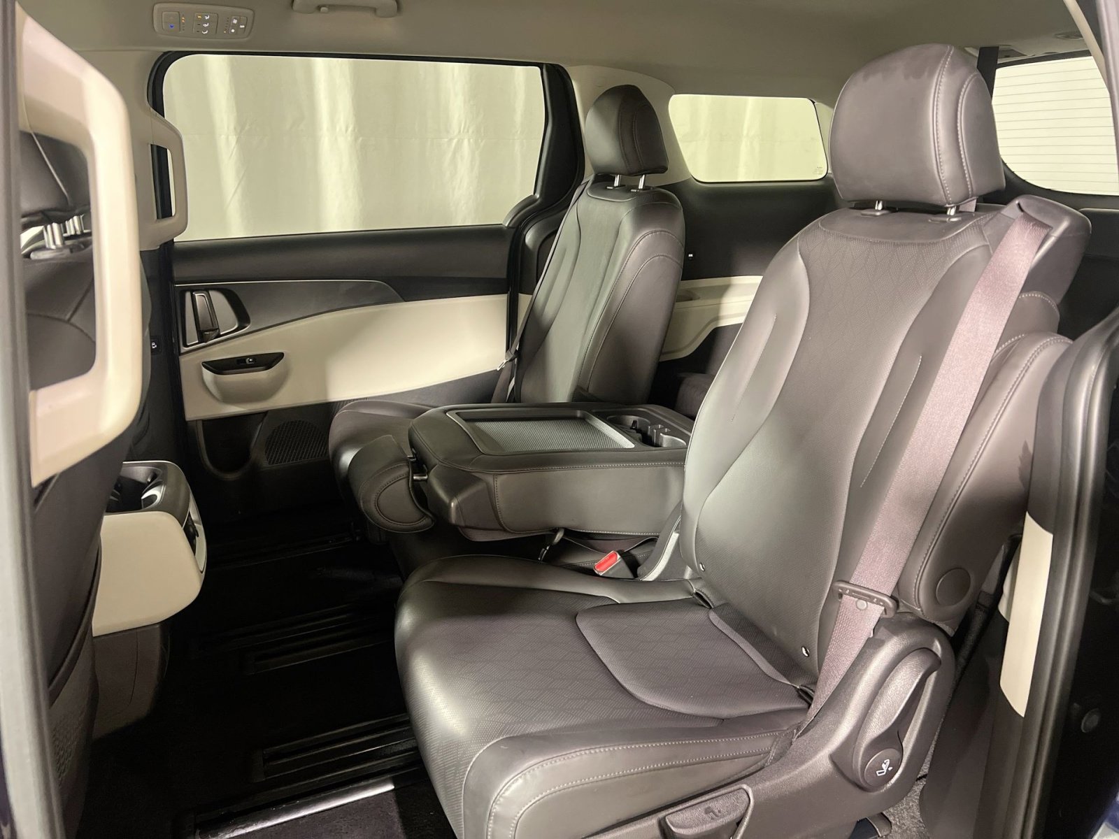 Used 2024 Kia Carnival LX image 24