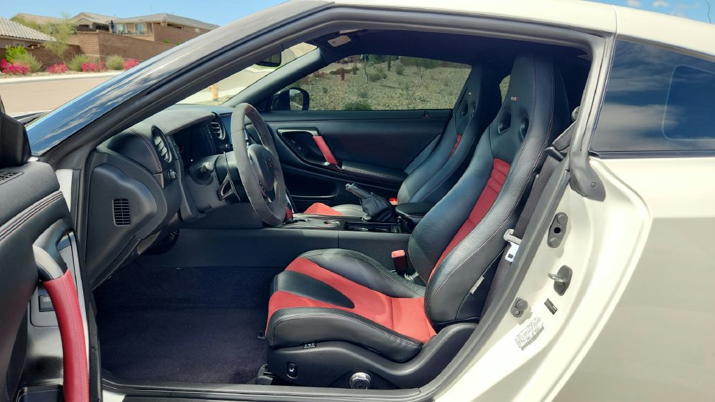 Used 2015 Nissan GT-R NISMO AWD/4WD image 32