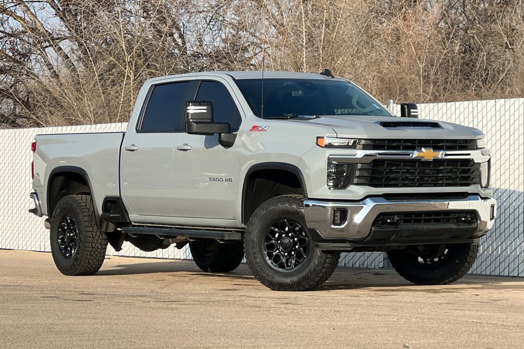 Used 2024 Chevrolet Silverado 3500 LT w/ Convenience Package image 2