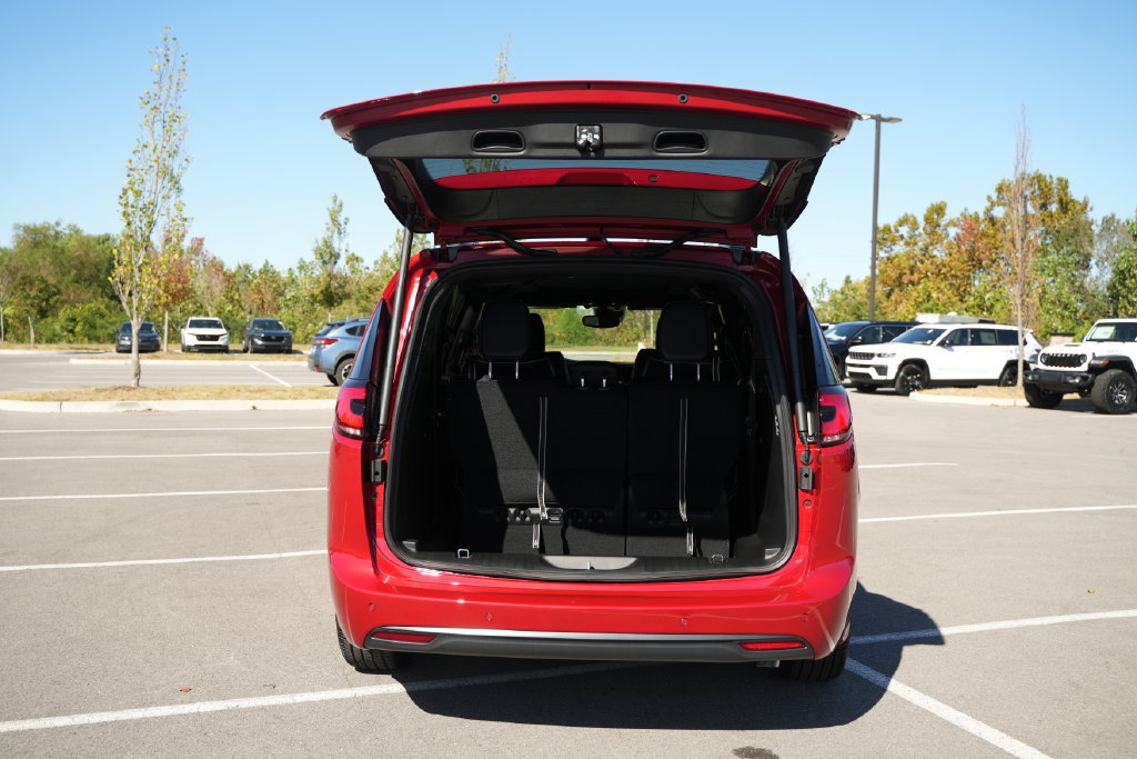 New 2027 Chrysler Pacifica Limited FWD image 15
