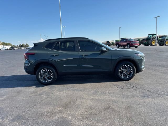 Used 2025 Chevrolet Trax LT FWD image 4