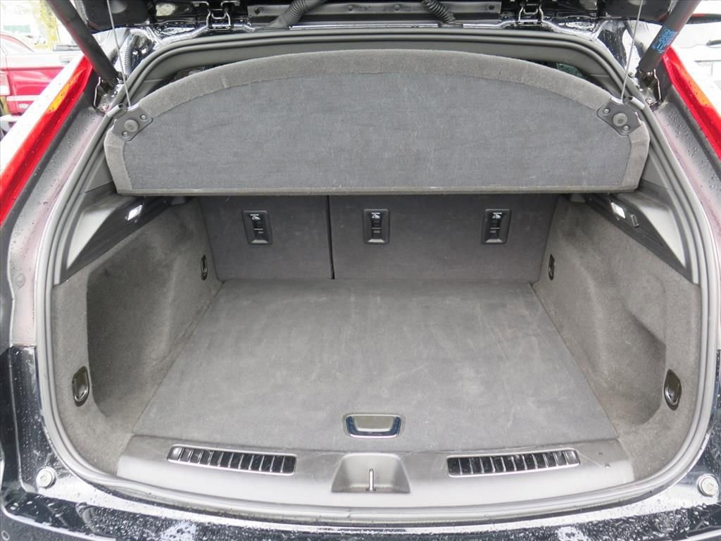 Used 2025 Cadillac XT4 Premium Luxury image 24