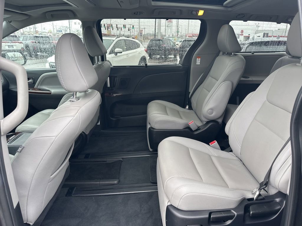Used 2020 Toyota Sienna Limited Premium w/ Carpet Mat Package image 25