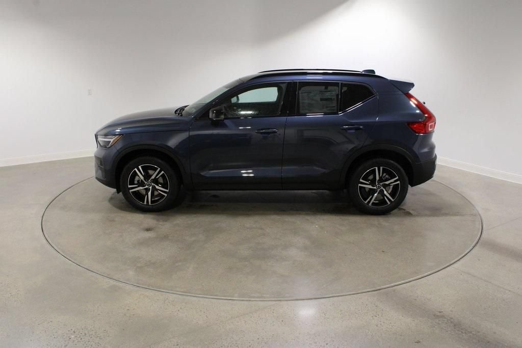 Used 2026 Volvo XC40 B5 Core w/ Climate Package AWD/4WD image 2