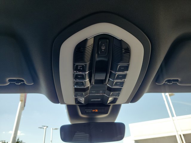 Certified 2025 Porsche Macan AWD/4WD image 35