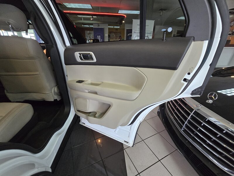 Used 2015 Ford Explorer XLT w/ Equipment Group 202B AWD/4WD image 17