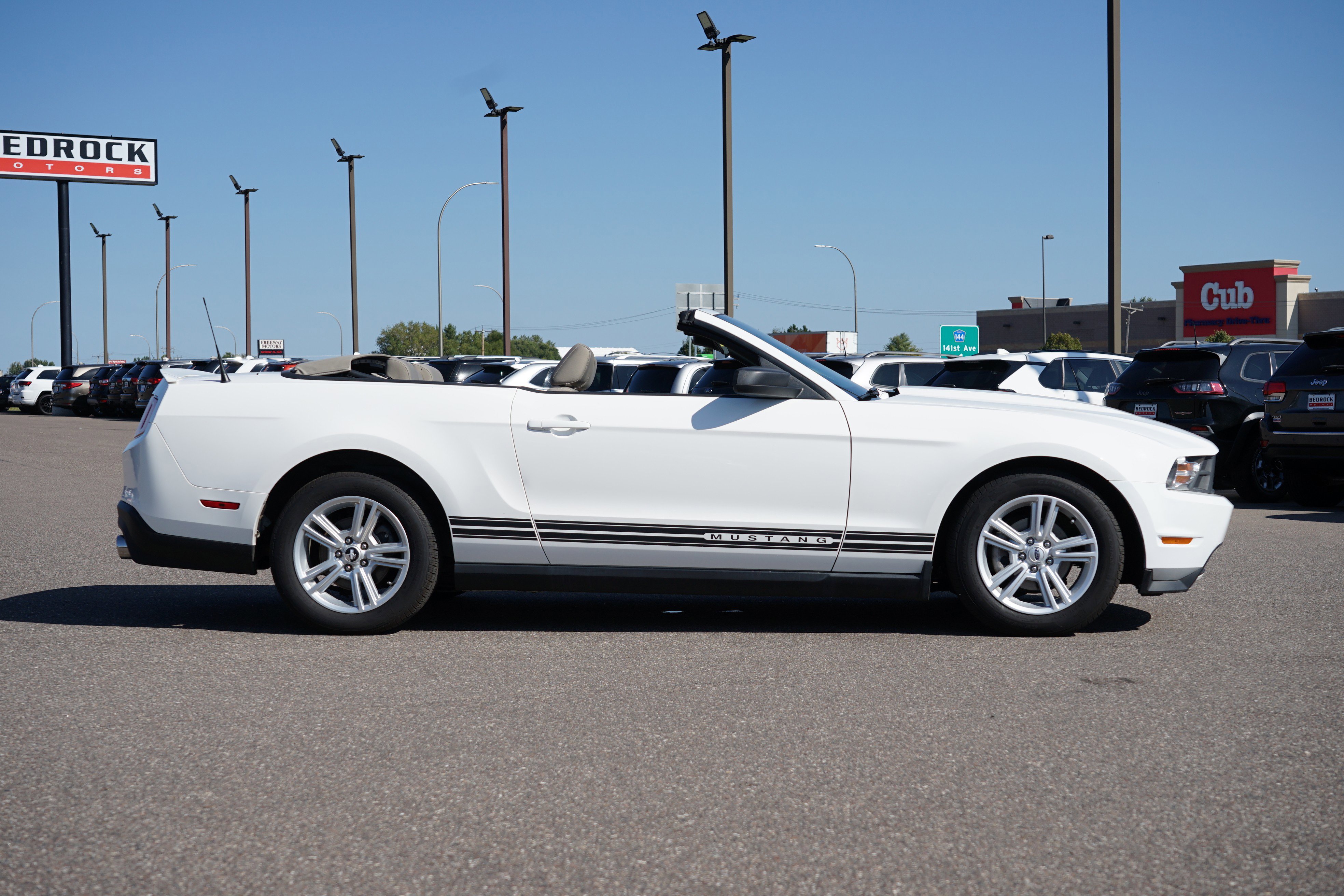 Used 2010 Ford Mustang Convertible image 3