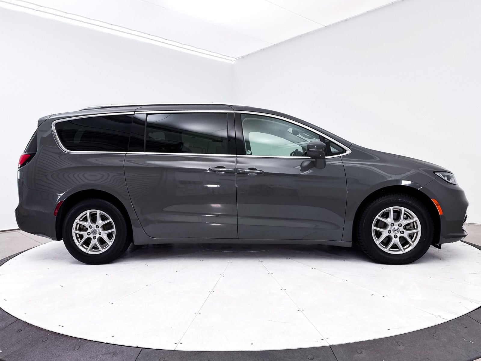 Used 2021 Chrysler Pacifica Touring-L FWD image 38