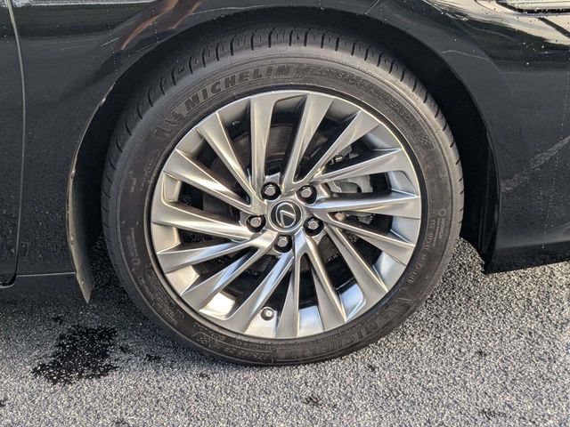 Used 2019 Lexus ES 300h Ultra Luxury w/ Accessory Package 2 FWD image 10