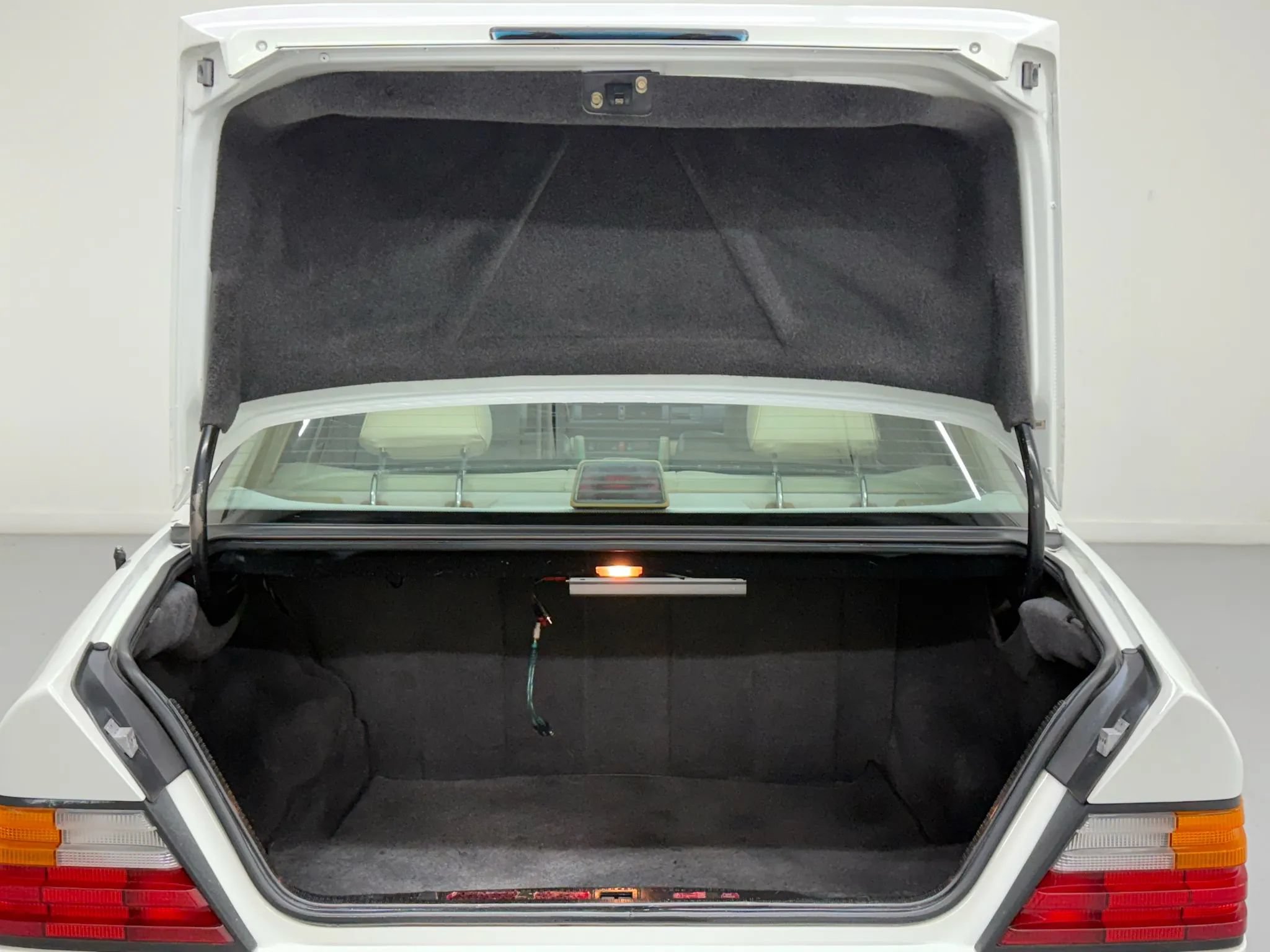 Used 1990 Mercedes-Benz 300 E 3.0 image 82
