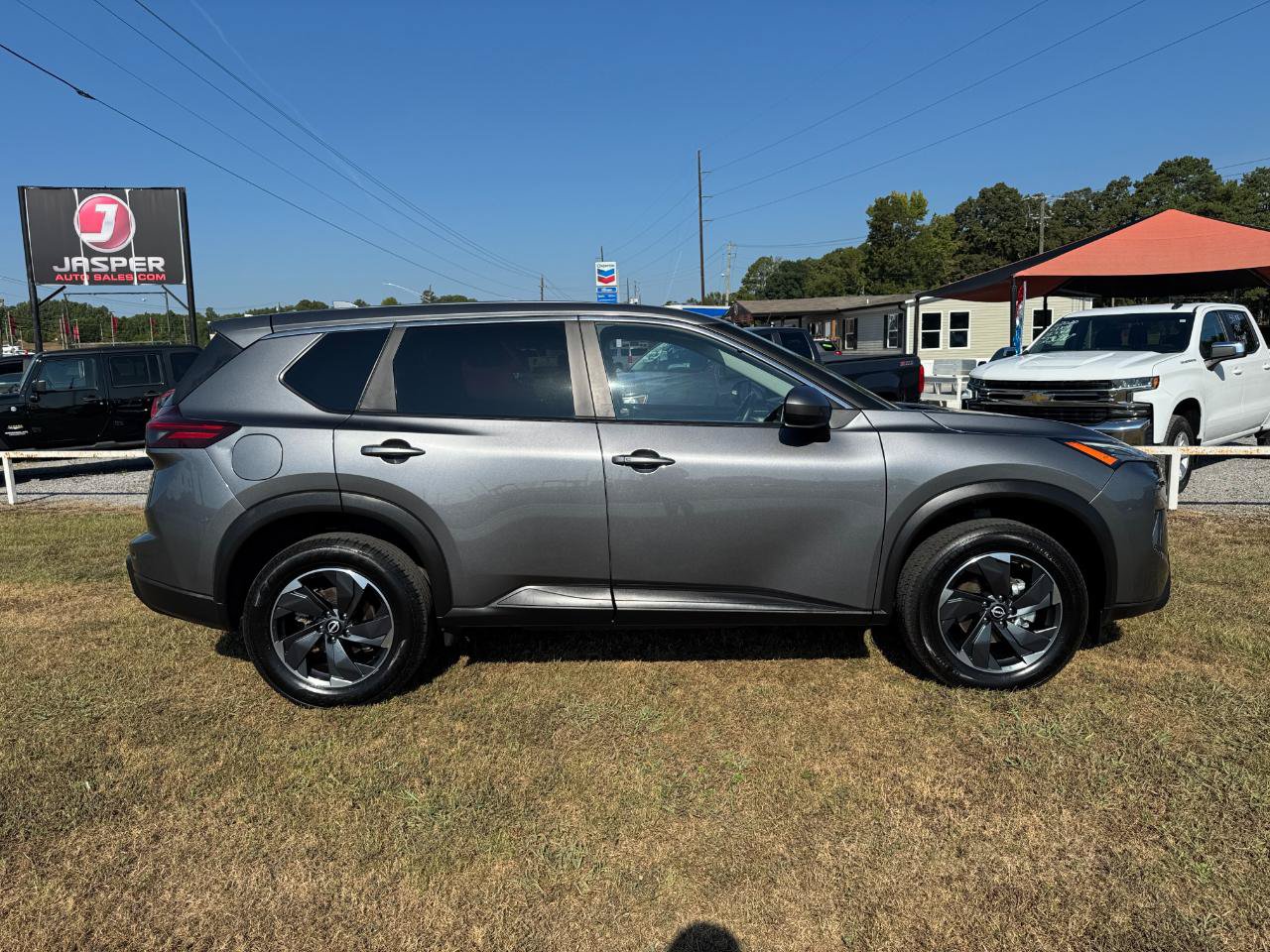 Used 2025 Nissan Rogue SV AWD/4WD image 2
