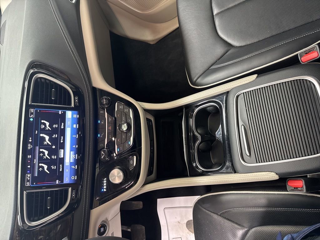 Used 2024 Chrysler Pacifica Limited w/ Uconnect Theater Family Group image 15