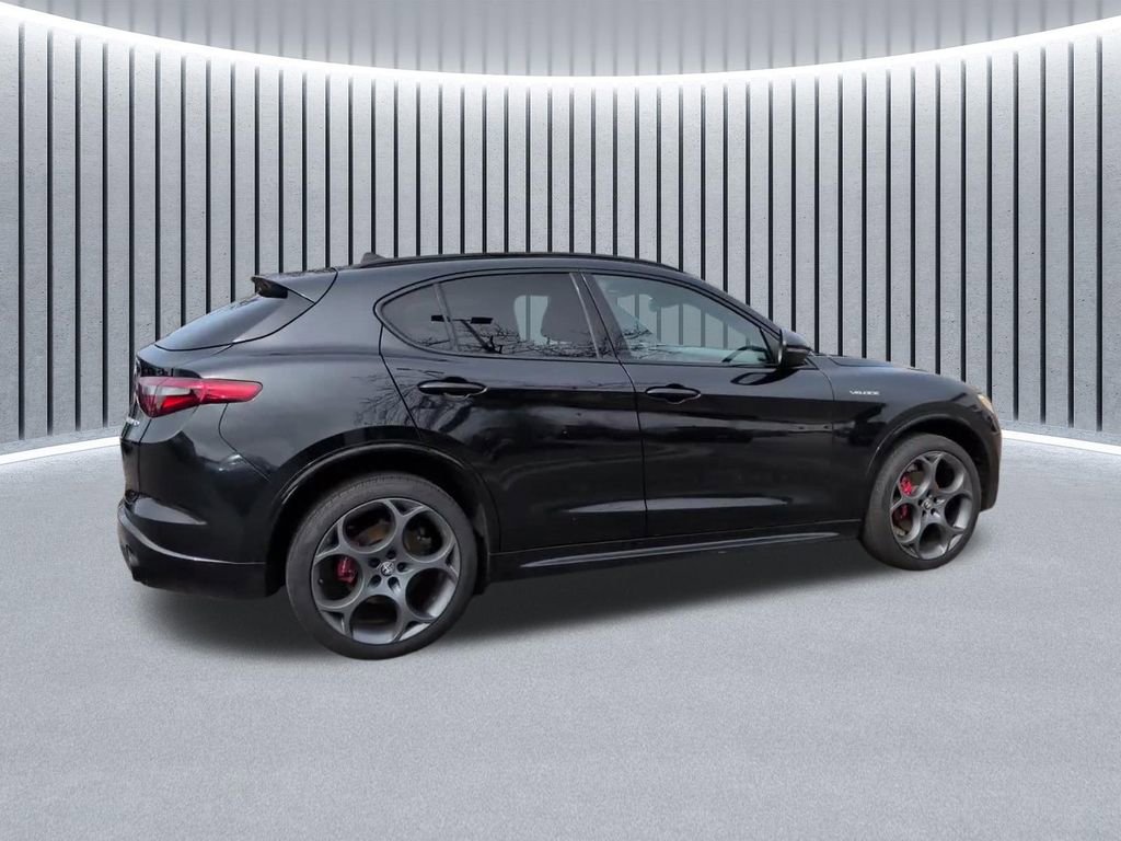 Used 2023 Alfa Romeo Stelvio Veloce image 5