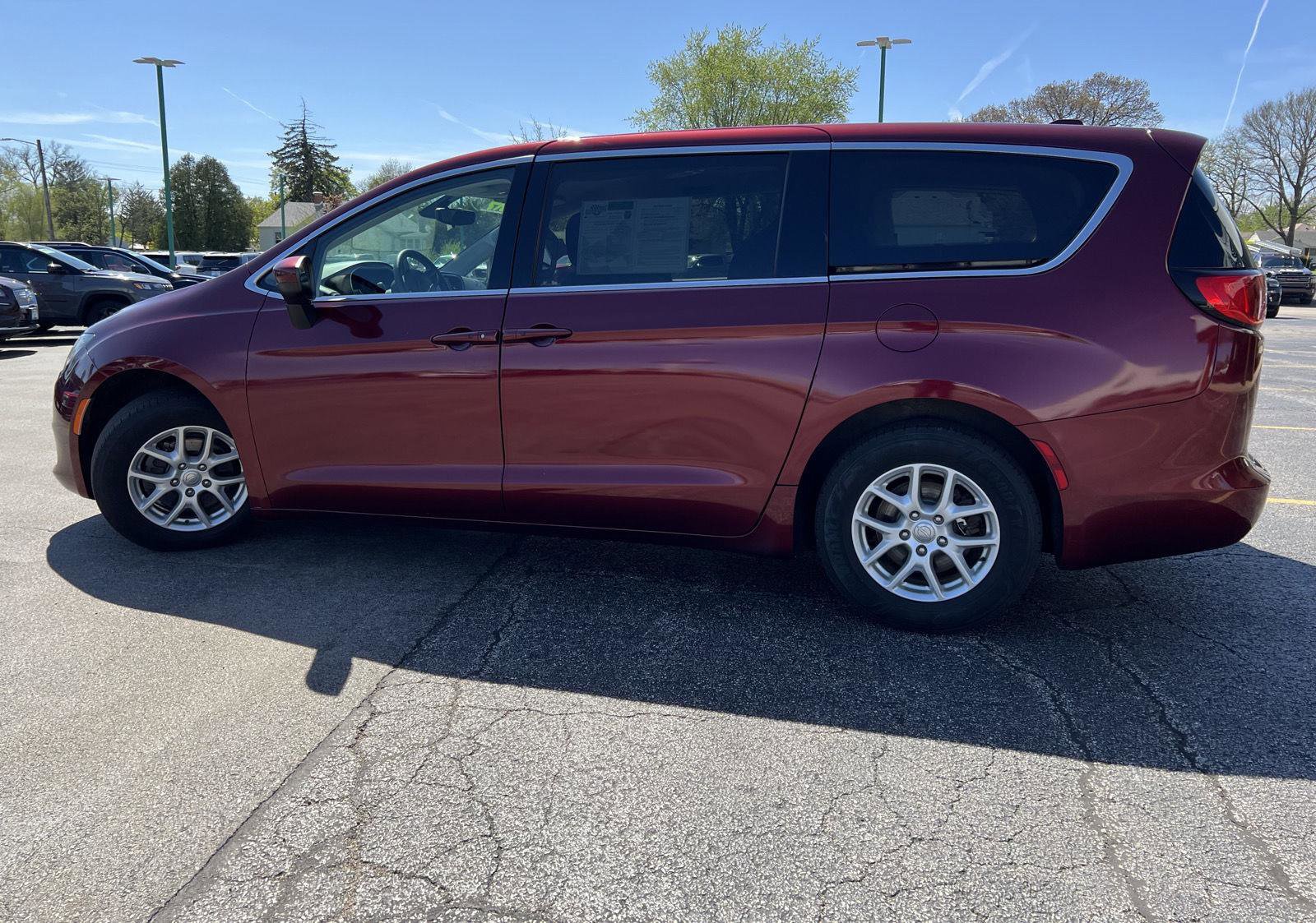 Used 2017 Chrysler Pacifica Touring image 8