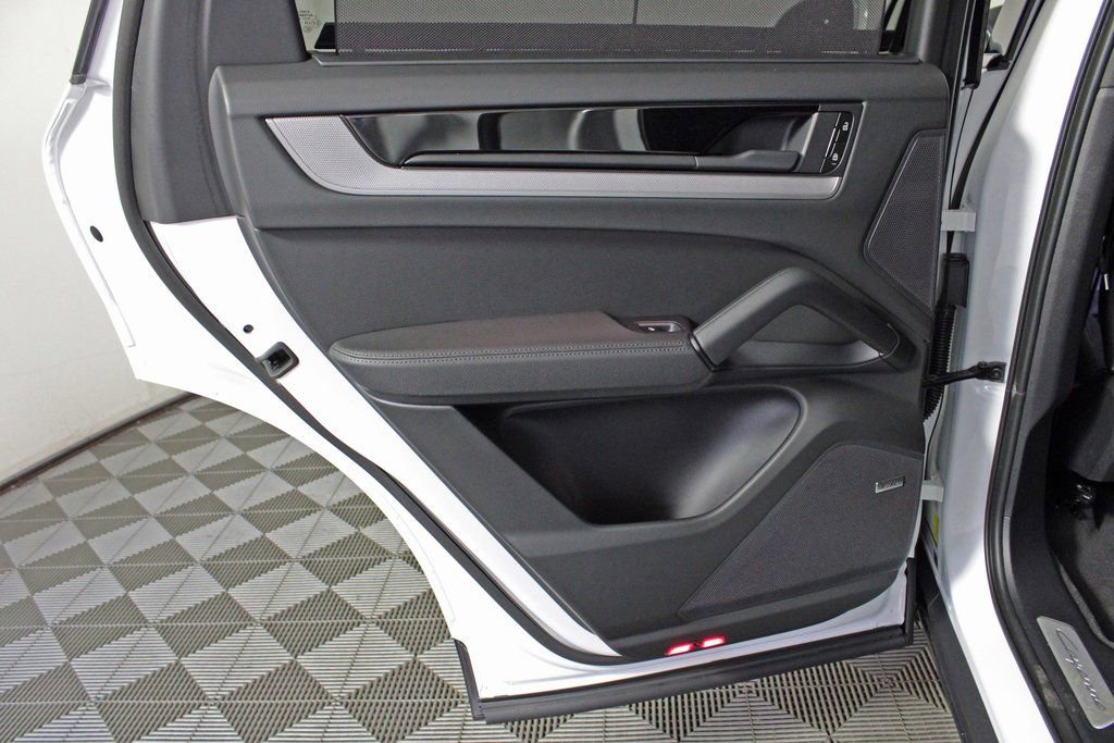 Certified 2025 Porsche Cayenne image 29