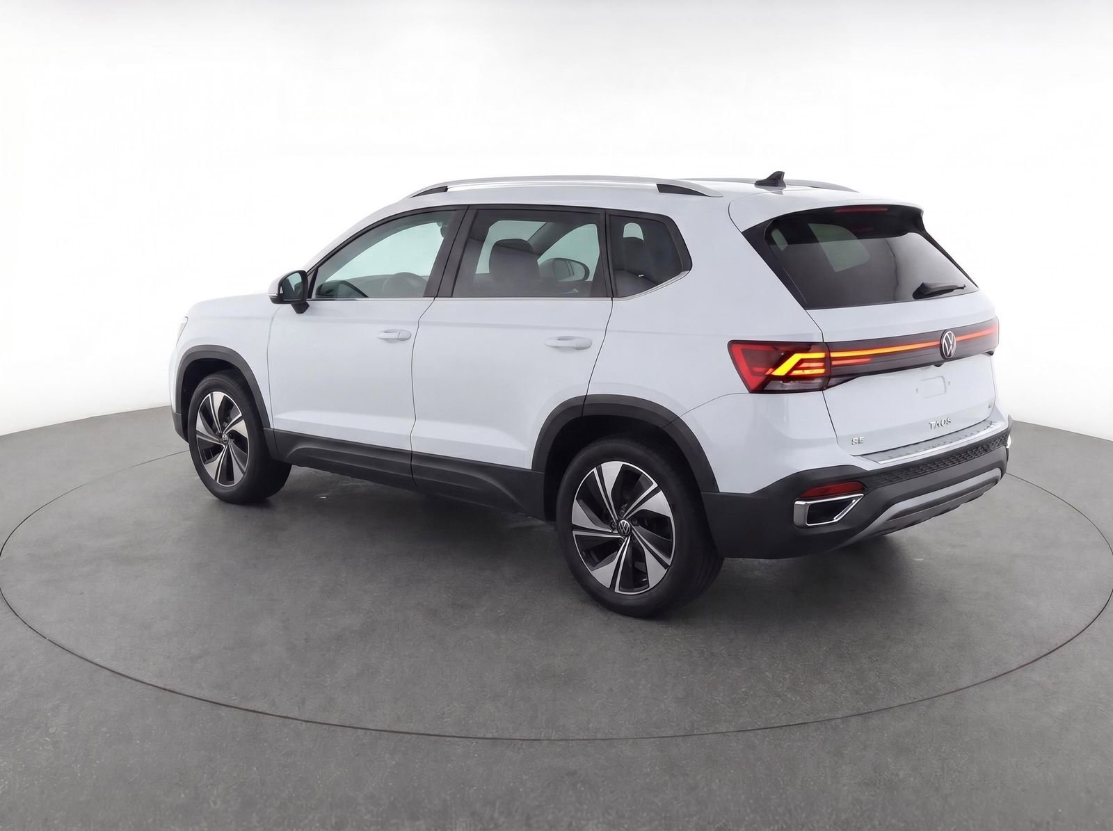 Used 2025 Volkswagen Taos SE w/ Panoramic Sunroof Package AWD/4WD image 5