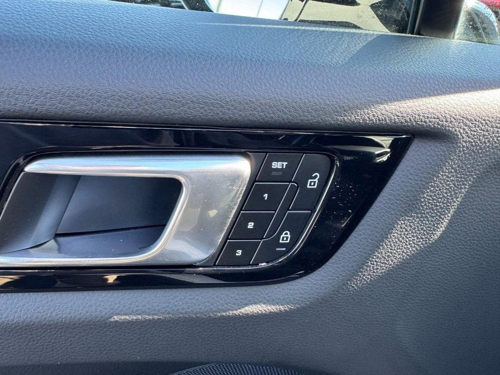 Used 2023 Porsche Cayenne S Platinum image 18