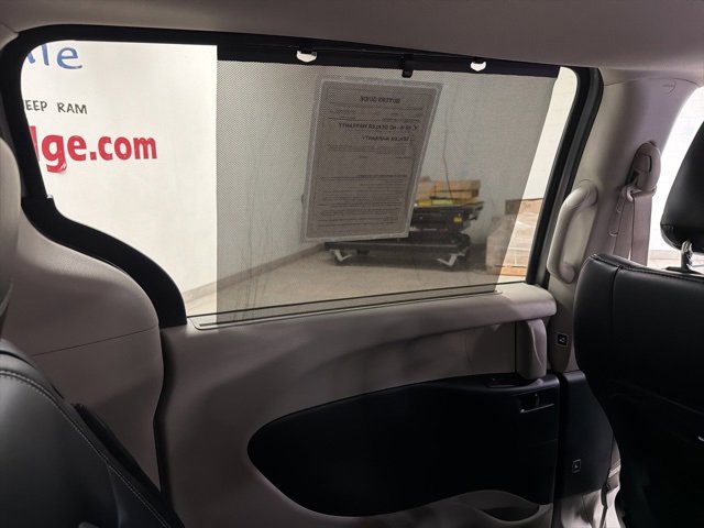 Used 2023 Chrysler Pacifica Touring-L image 15