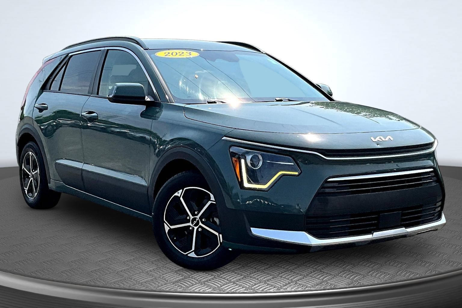 Used 2023 Kia Niro EX FWD image 2