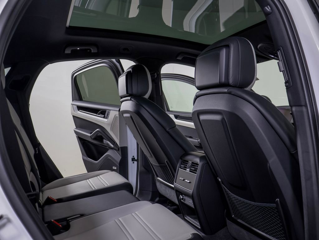 Certified 2025 Porsche Cayenne E-Hybrid Coupe AWD/4WD image 9