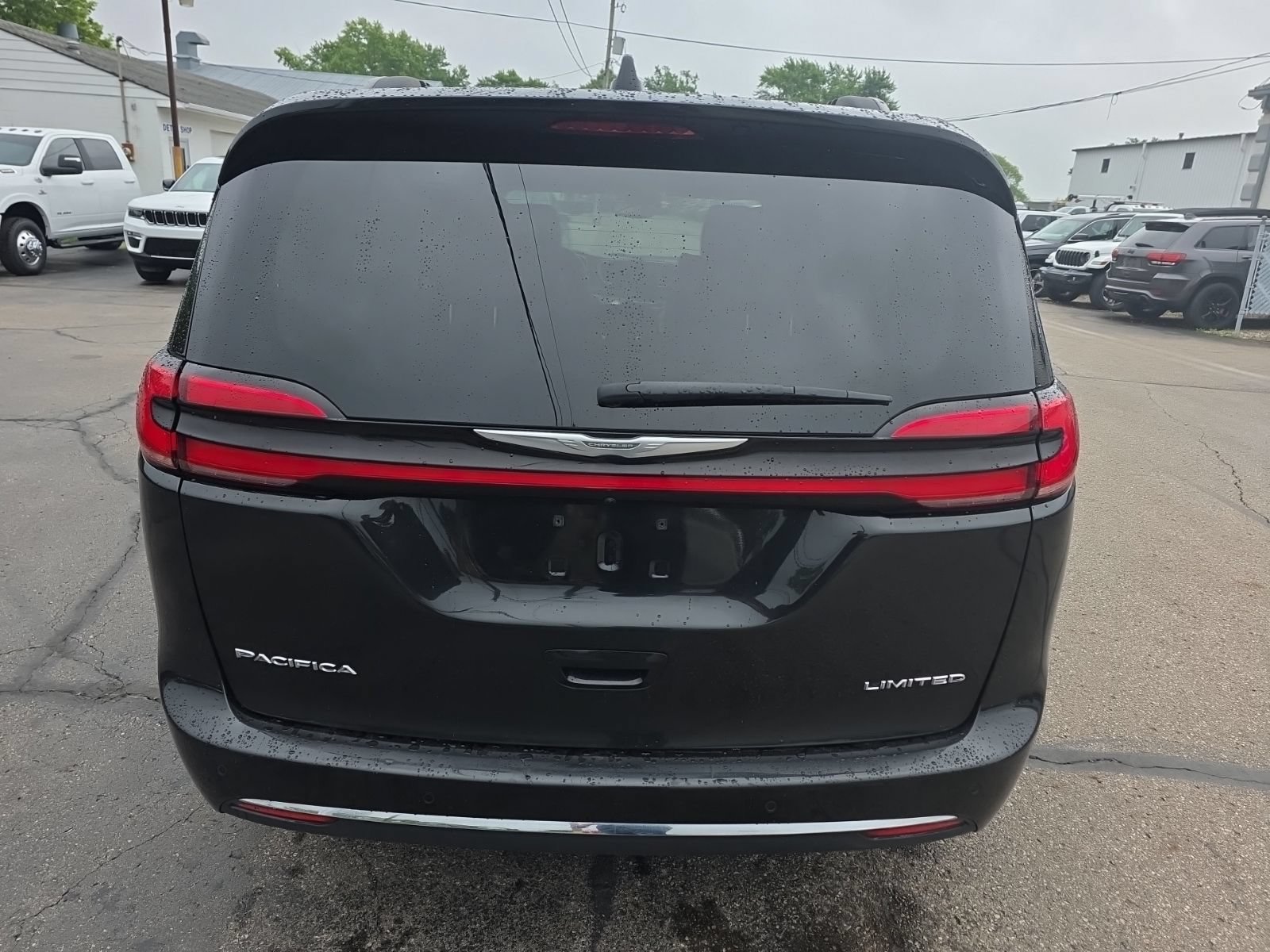 Used 2023 Chrysler Pacifica Limited FWD image 4