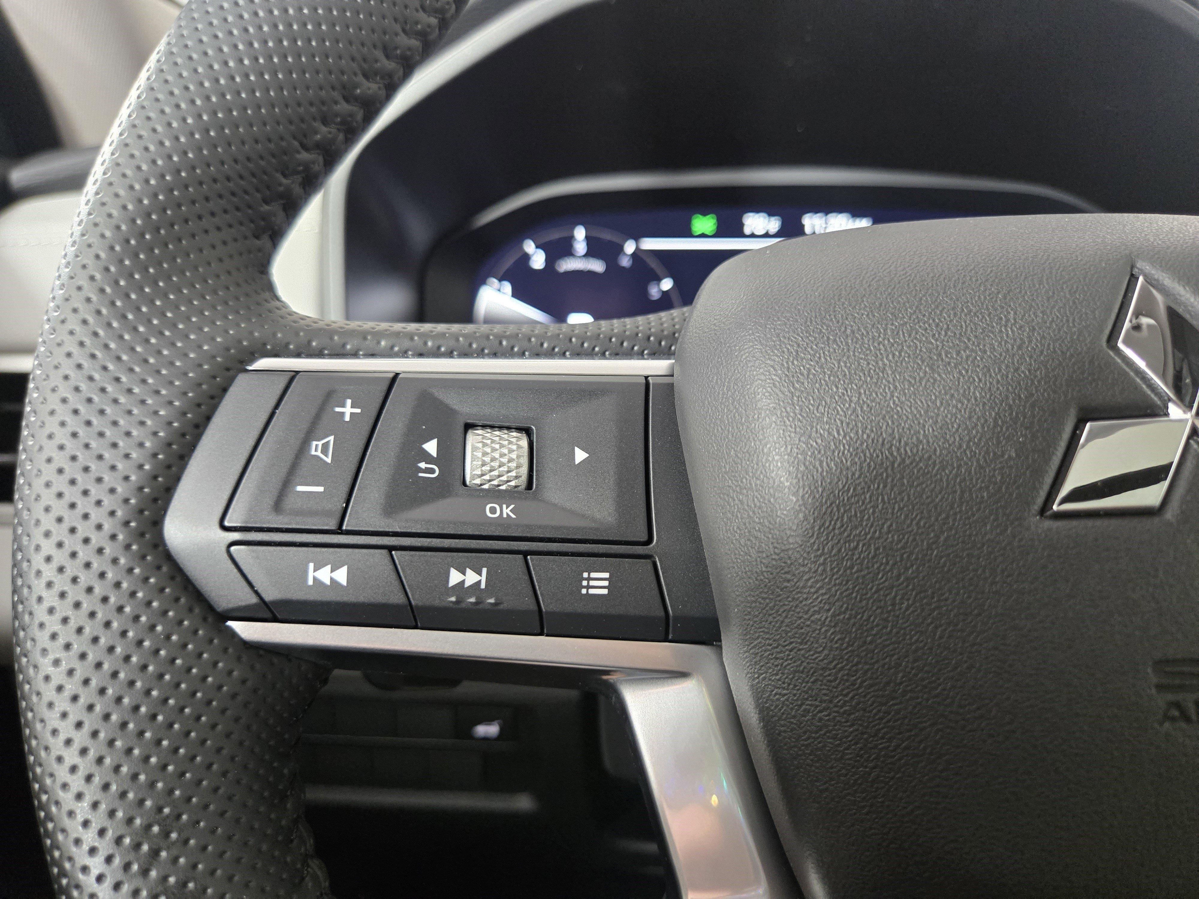 New 2025 Mitsubishi Outlander SE image 15