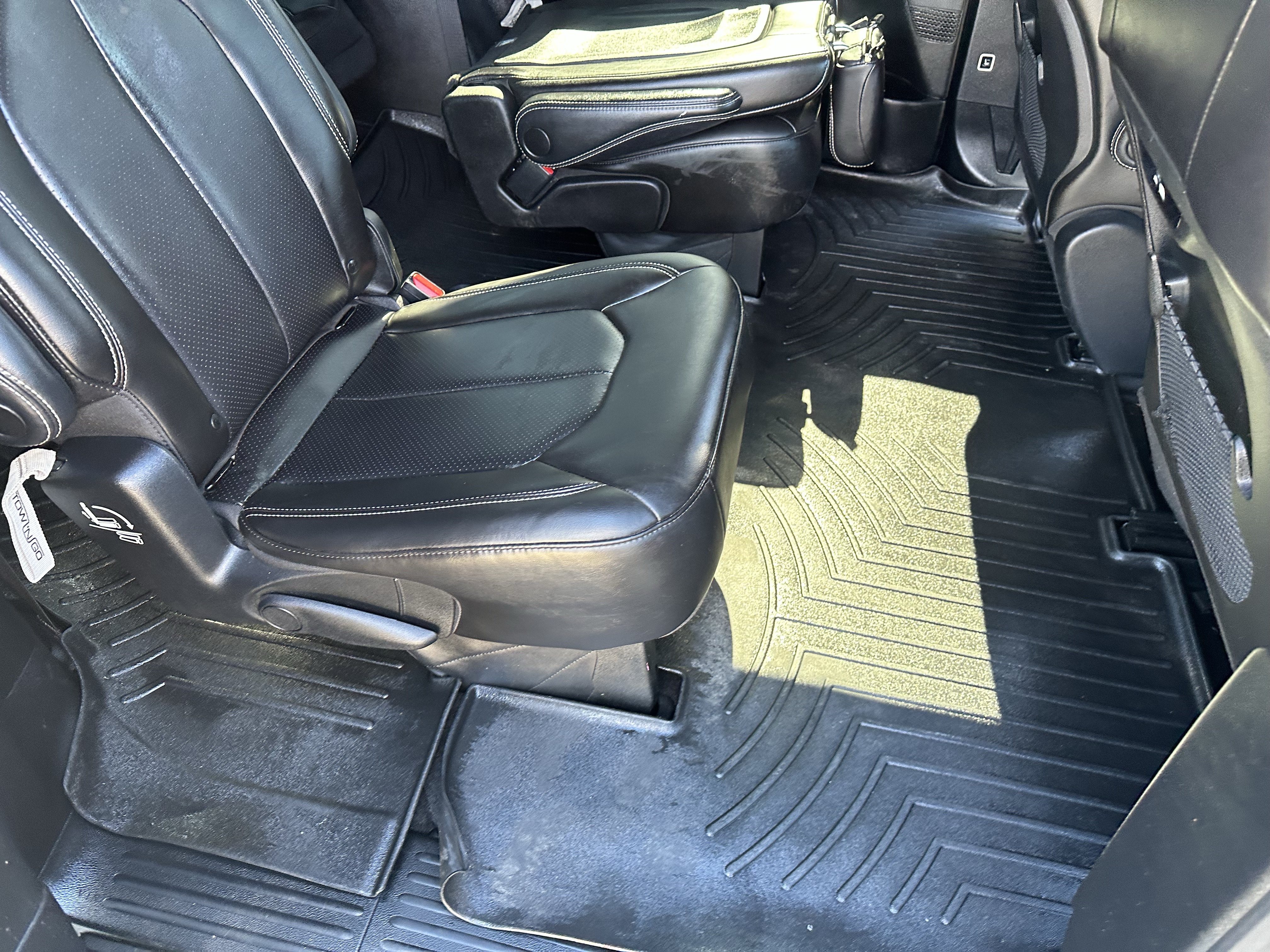 Used 2023 Chrysler Pacifica Touring-L w/ S Appearance Package FWD image 13