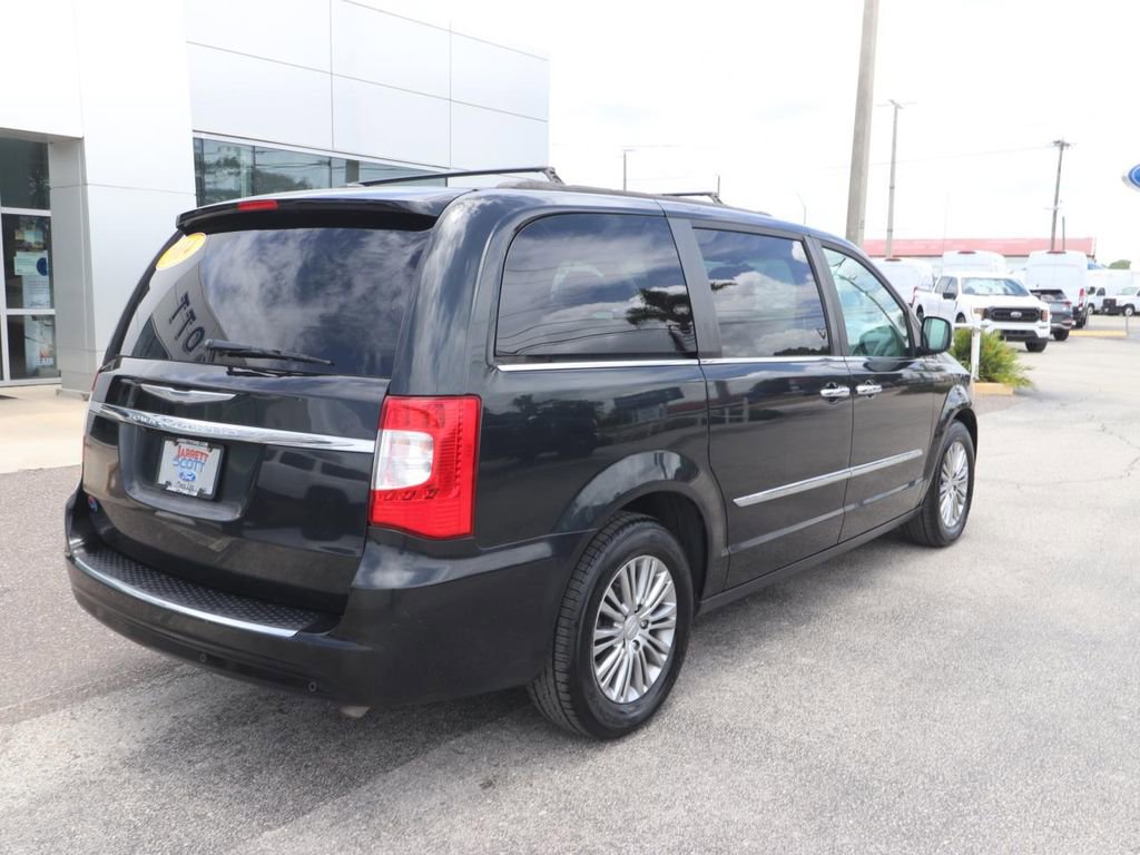 Used 2014 Chrysler Town & Country Touring-L w/ Driver Convenience Group FWD image 8