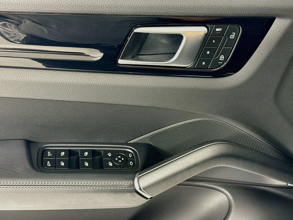 Certified 2023 Porsche Cayenne AWD/4WD image 11