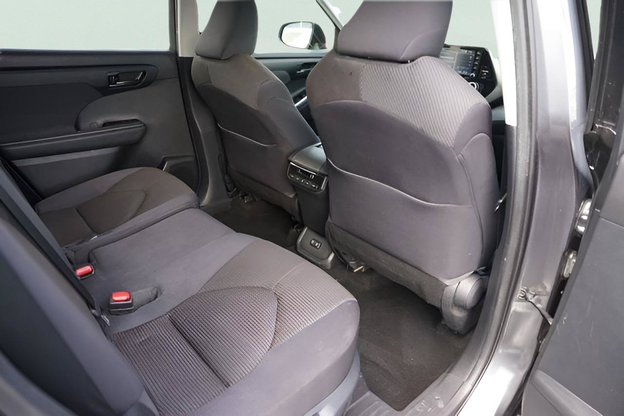 Used 2021 Toyota Highlander L FWD image 14
