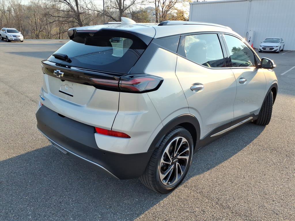 Used 2022 Chevrolet Bolt EUV Premier w/ Sun & Sound Package FWD image 4