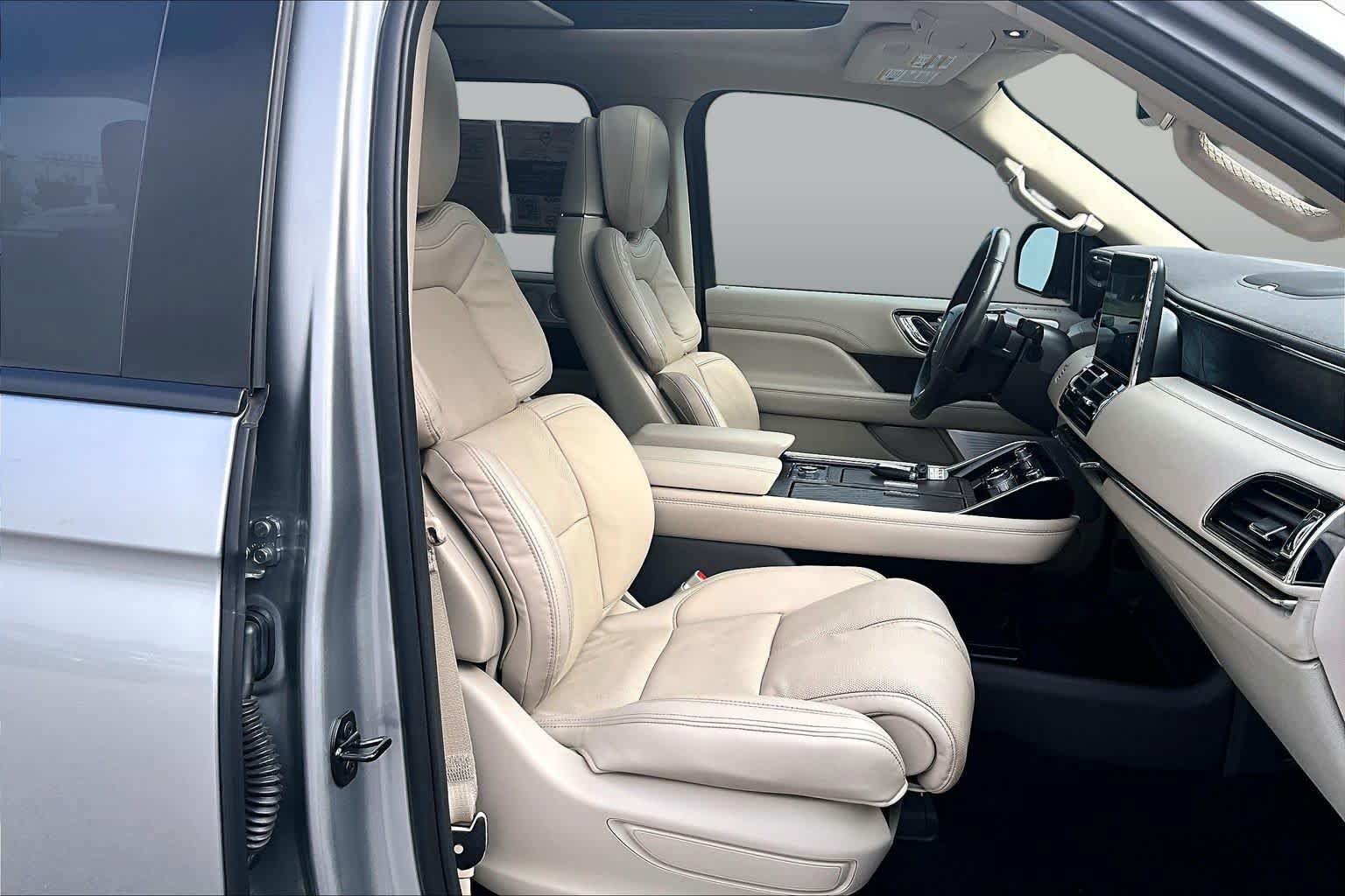 Used 2021 Lincoln Navigator L Reserve w/ Luxury Package AWD/4WD image 8