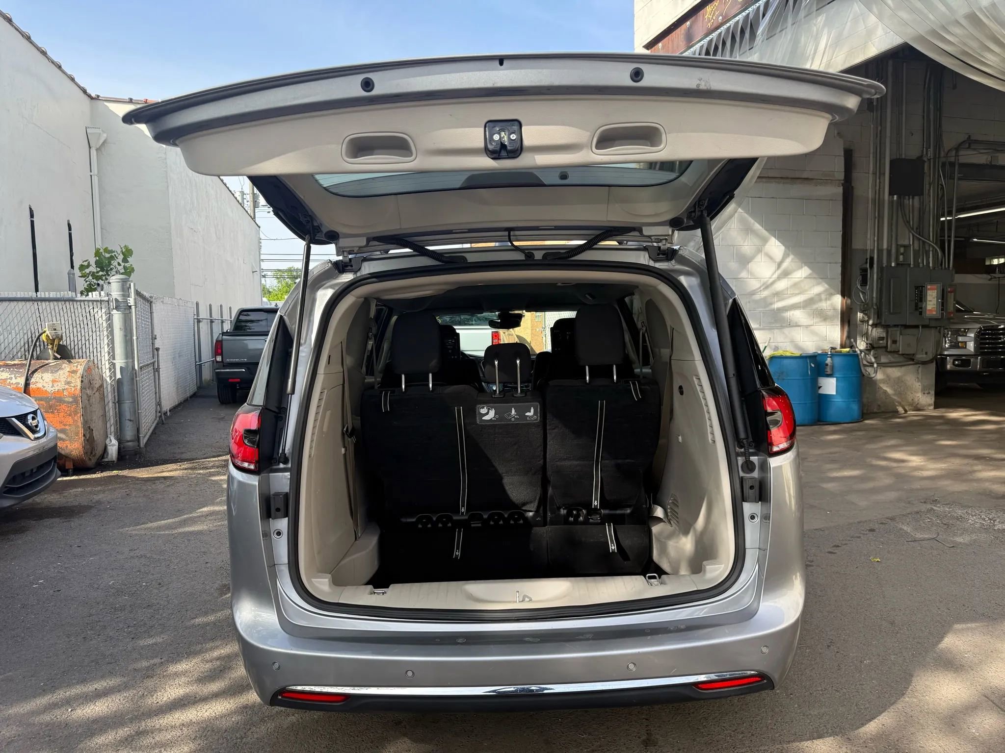 Used 2021 Chrysler Pacifica Touring w/ Uconnect Theater Family Group image 15