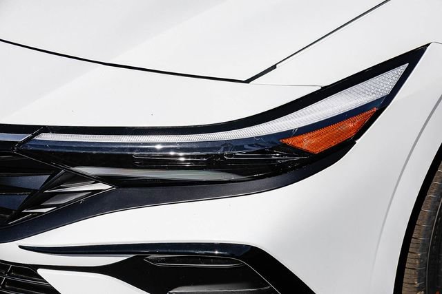 New 2026 Hyundai Elantra Limited FWD image 8