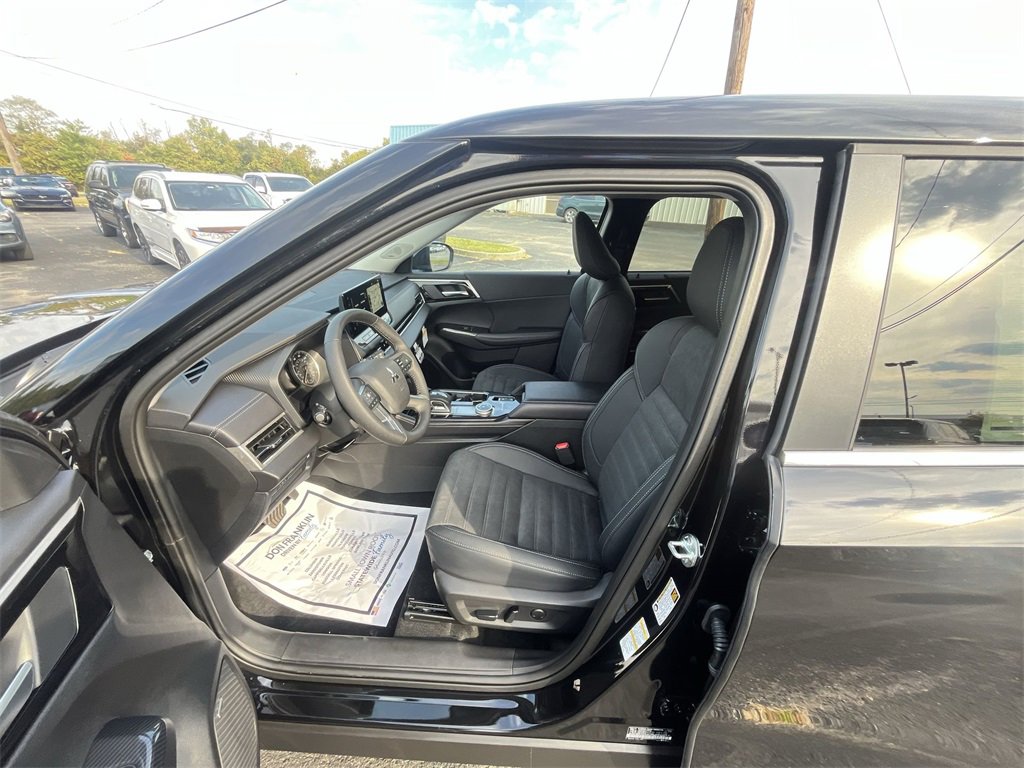 New 2025 Mitsubishi Outlander SE image 11