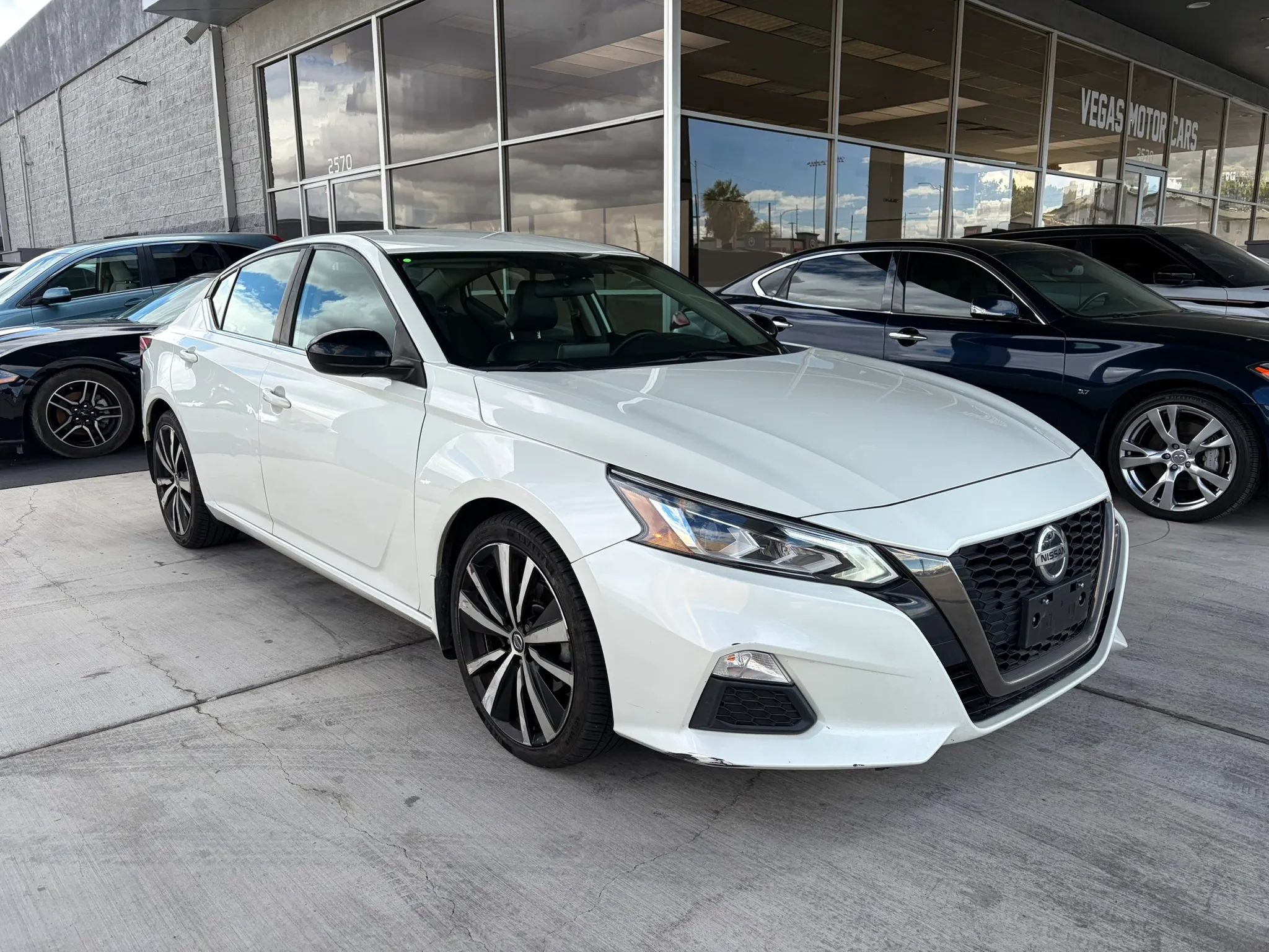Used 2020 Nissan Altima 2.5 SR FWD image 2