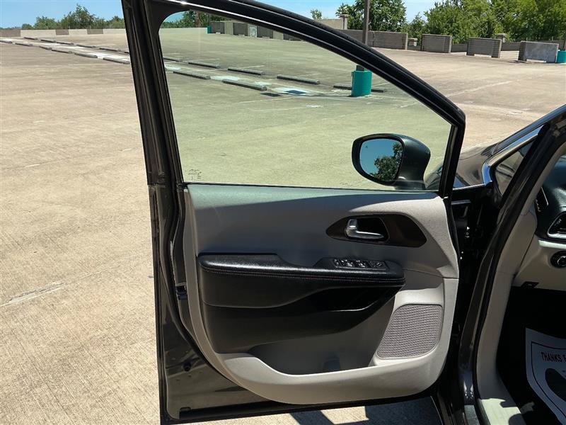 Used 2018 Chrysler Pacifica Touring-L FWD image 27