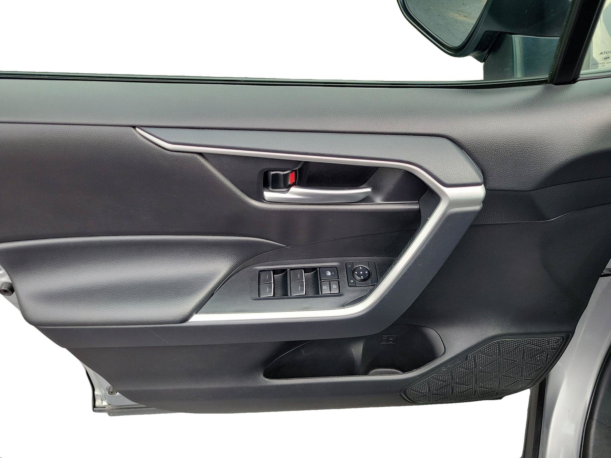Used 2025 Toyota RAV4 XLE FWD image 8