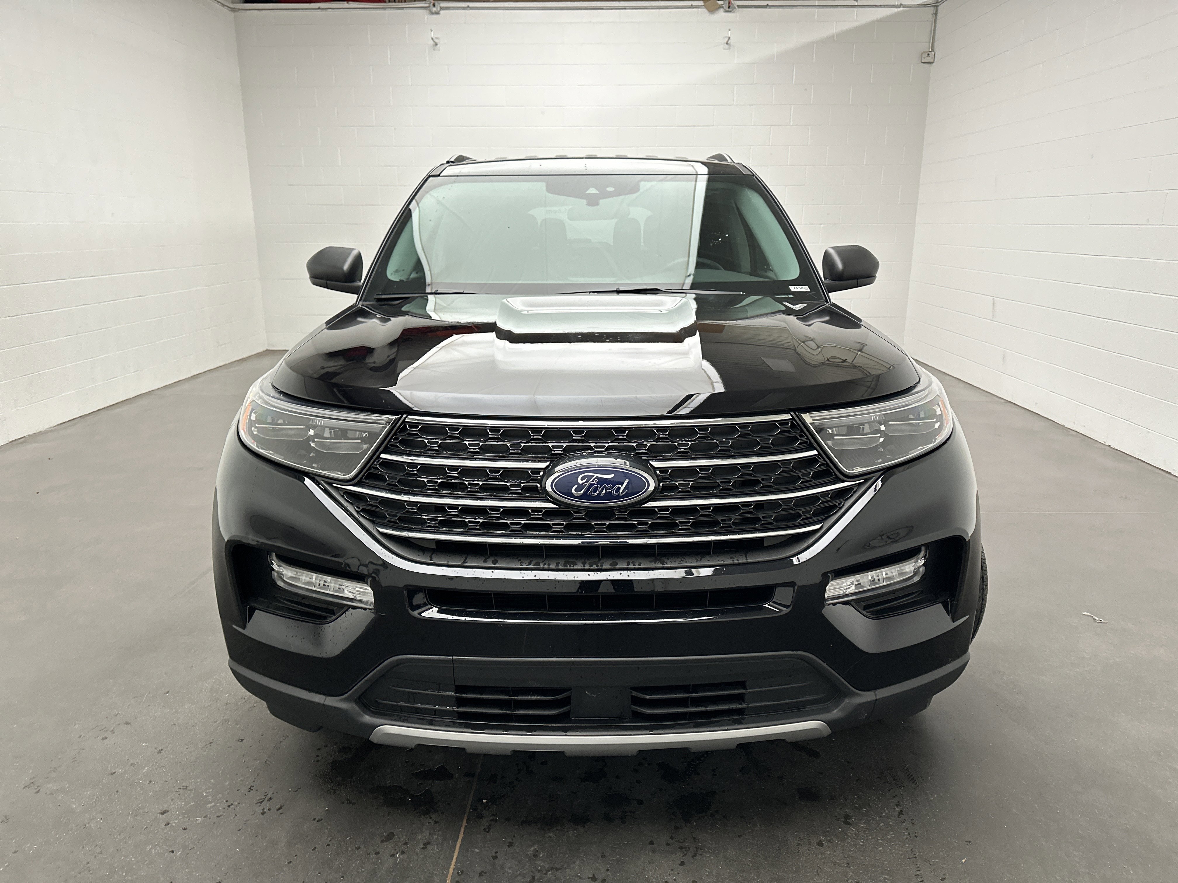 Used 2023 Ford Explorer XLT w/ Equipment Group 202A image 3