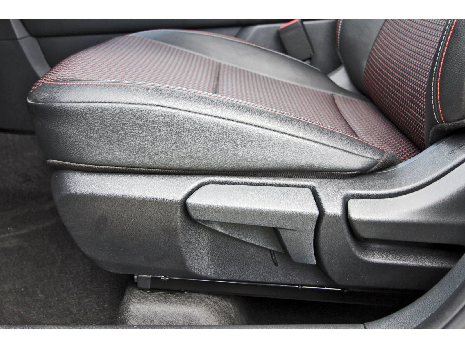 Certified 2025 Nissan Kicks SR FWD image 29