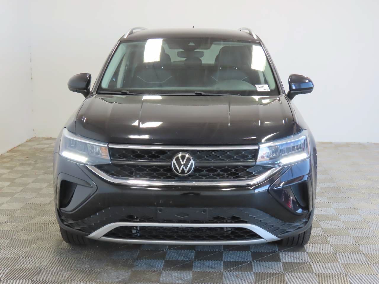 Used 2024 Volkswagen Taos SE FWD image 2