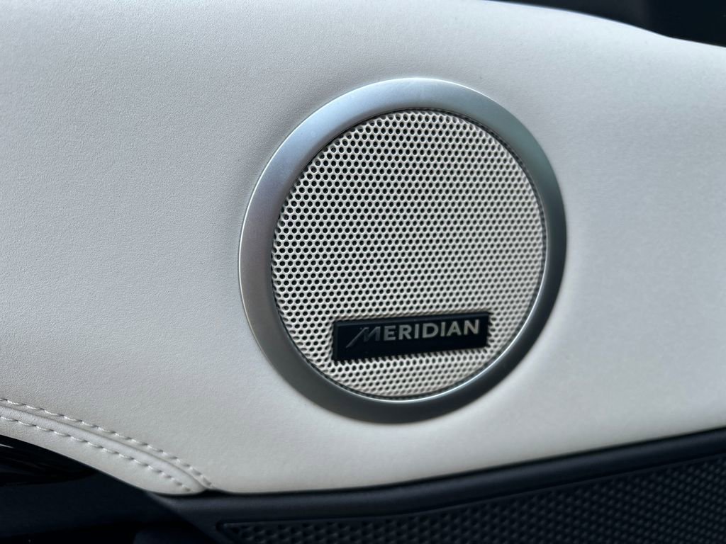 Used 2025 Land Rover Discovery S image 15