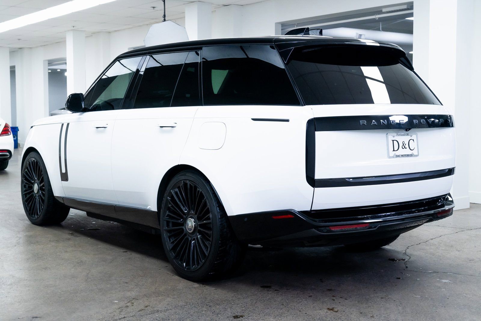 Used 2025 Land Rover Range Rover Autobiography image 4