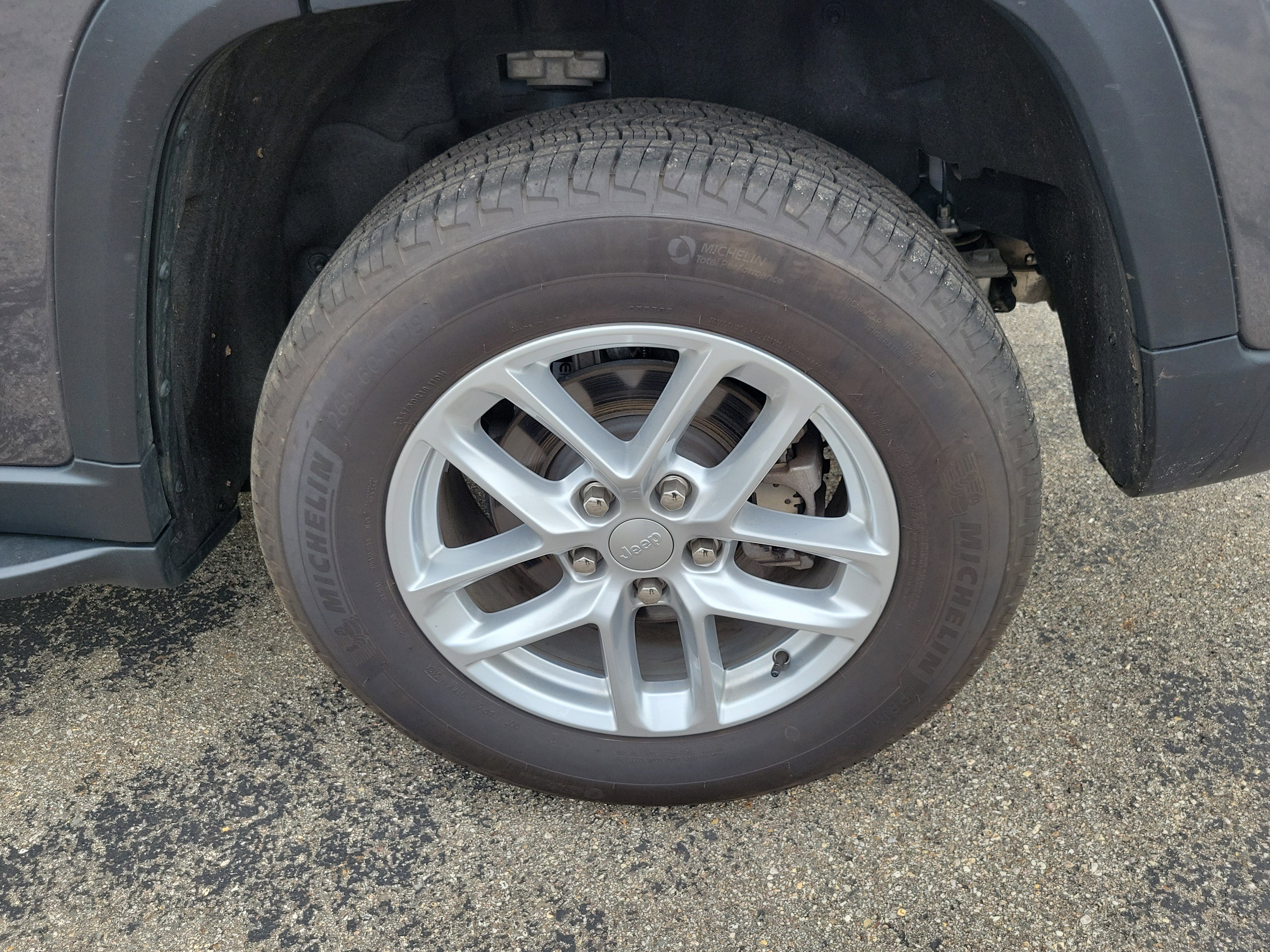 Used 2025 Jeep Grand Cherokee Laredo X image 5