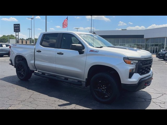 Certified 2022 Chevrolet Silverado 1500 Custom Trail Boss w/ LPO, Dark Essentials Package AWD/4WD image 2